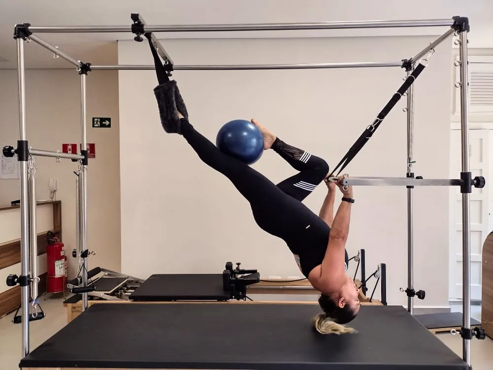 Aluna em exercício com bola no Cadillac do Studio Paulista